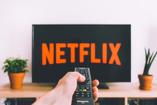 55" QLED 4K Smart TV image 2